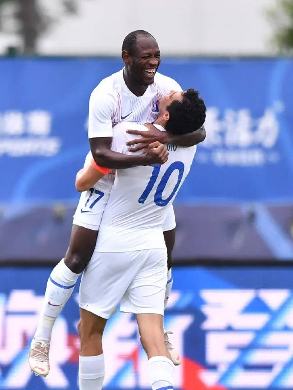 西甲今晚走向成谜；上海申花更衣室发声；赛场秩序良好；训练强度明显提升(披荆斩棘的哥哥5人圈粉之路)